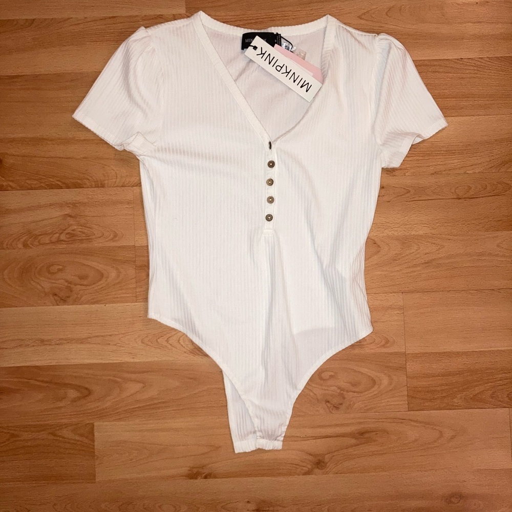 NWT MINKPINK white Bodysuit Short Sleeve Button V Neck Size Medium $89. A1
